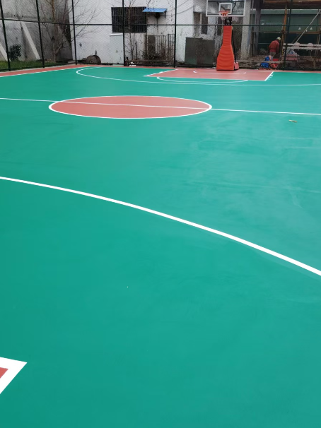 元宝山 球场长期使用易出现地面开裂